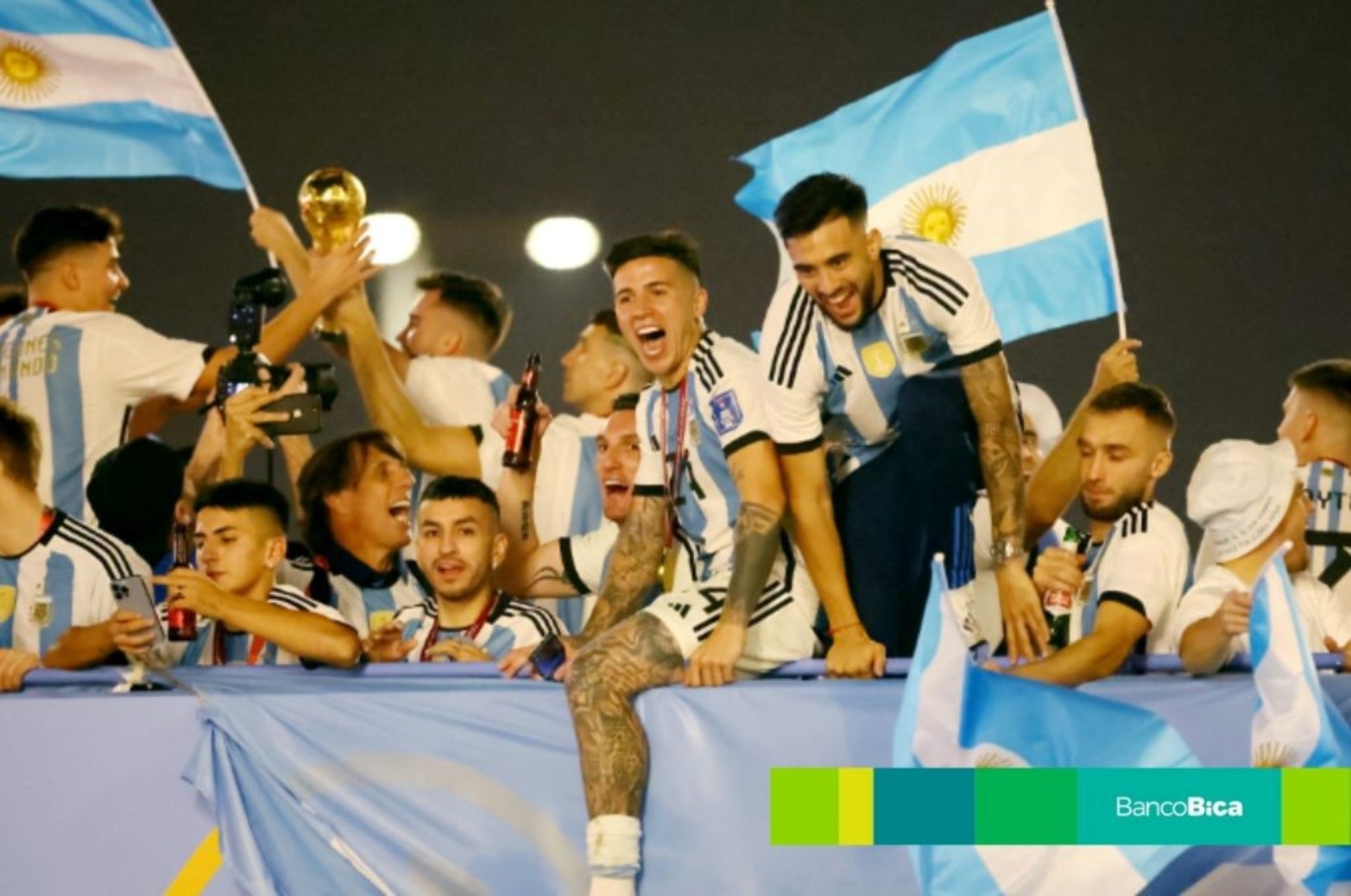 Los jugadores recorrieron Qatar en un colectivo sin techo. Crédito: Reuters