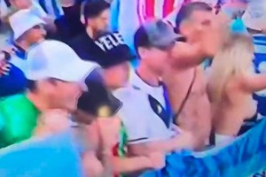 La mujer estaba en el medio de hinchas con camisetas de Vélez y fue captada por la transmisión del partido.