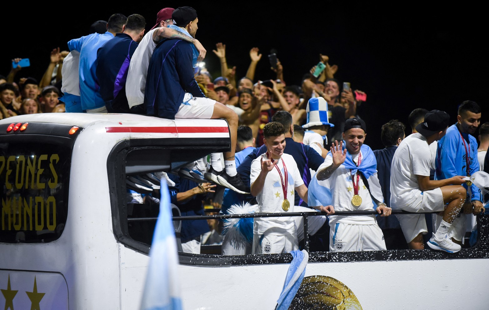 Messi y toda la "Scaloneta" festejando junto a la gente. Crédito: Reuters. 