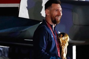 Messi y la Copa, ya están en suelo argentino. Este martes se espera una multitudinaria caravana para saludar a la Selección. Crédito: Reuters.