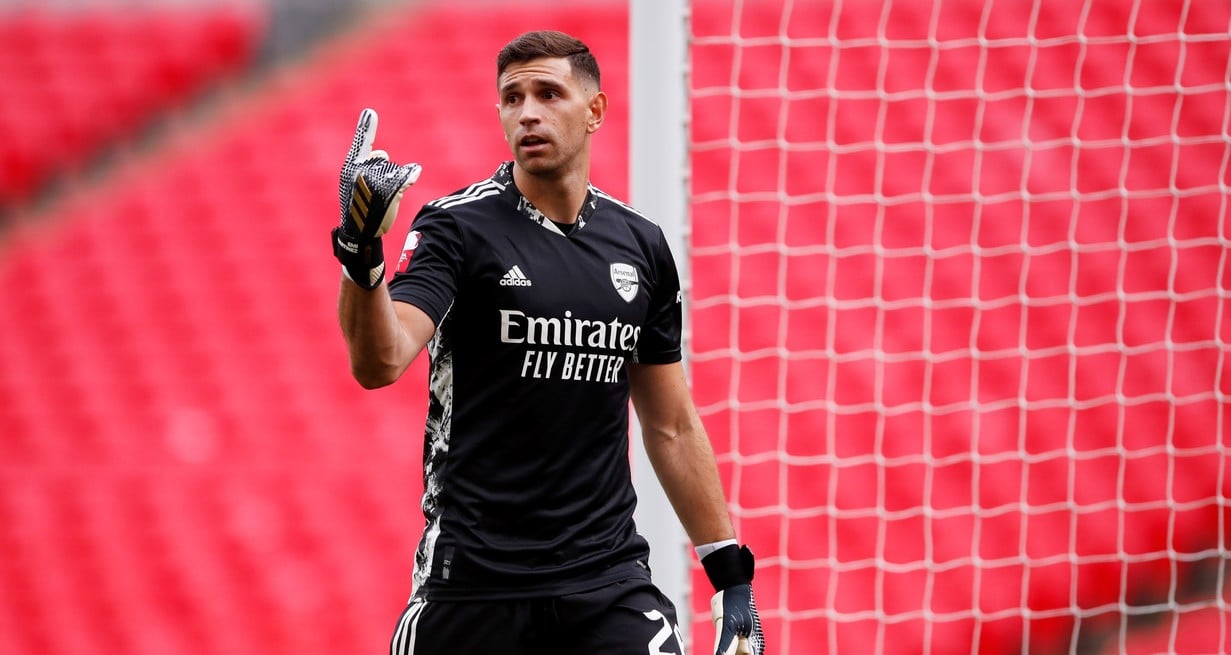"Dibu" en el Arsenal. Crédito: Andrew Couldridge / Reuters