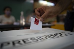 (211219) -- BUENOS AIRES, 19 diciembre, 2021 (Xinhua) -- Un ciudadano chileno residente en Argentina emite su voto durante las elecciones presidenciales de Chile, en la Escuela Primaria Número 6, en la ciudad de Buenos Aires, Argentina, el 19 de diciembre de 2021. Chile inició el domingo el balotaje presidencial más incierto desde el retorno a la democracia (1990), en el que los chilenos votarán para elegir entre el diputado de izquierda, Gabriel Boric, y el político de ultraderecha, José Antonio Kast, vencedor por un estrecho margen en primera vuelta. (Xinhua/Martín Zabala) (mz) (rtg) (ra) (da)