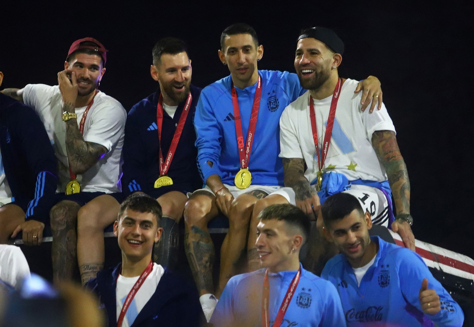 De Paul, Messi, Di María, Otamendi, Dybala, Lisandro Martínez y Romero felices en el colectivo sin techo. Crédito: Reuters. 