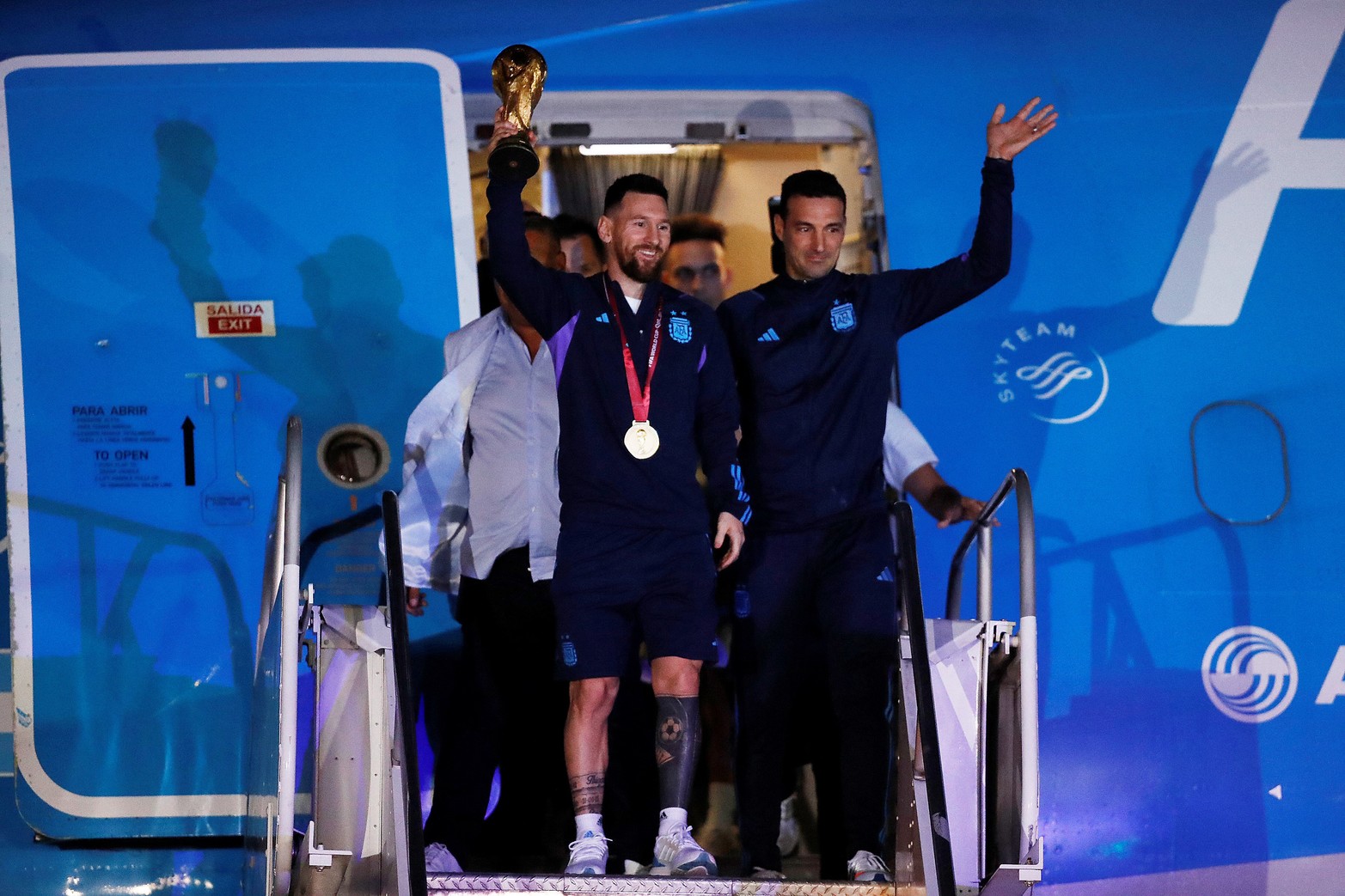 Messi al salir del avión que trajo al país a la Selección tras ganar el Mundial Qatar 2022.Crédito: Reuters.