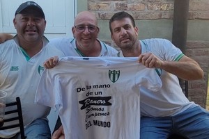 Simpatizantes del Club Sportivo Matienzo exhibiendo una camiseta bajo la leyenda “de la mano de un Ranero, somos campeones del mundo”.