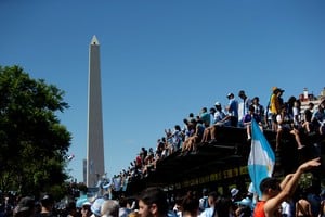 Soccer Football - FIFA World Cup Qatar 2022 - Argentina Victory Parade after winning the World Cup - Buenos Aires, Argentina - December 20, 2022 
General view of the Obelisco as Argentina fans are seen ahead of the victory parade REUTERS/Gonzalo Colini NO RESALES. NO ARCHIVES.