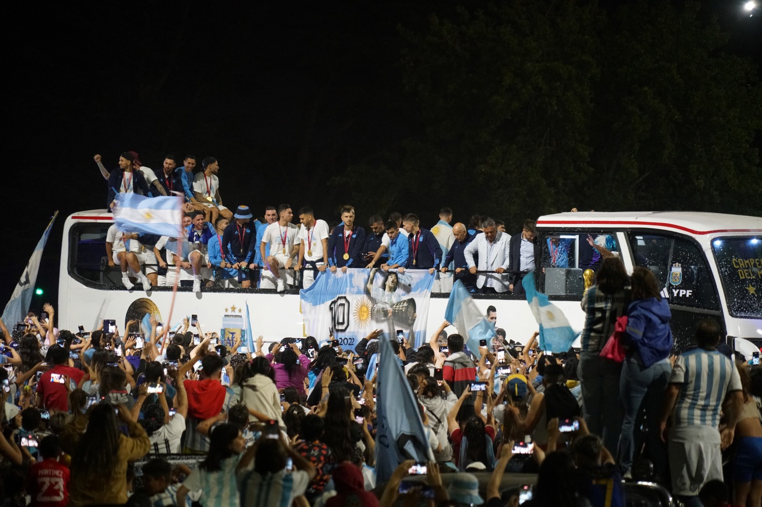 Messi y compañía ante la gente con la Copa del Mundo. Crédito: Fernando Nicola