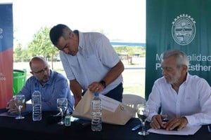 Gioria explicó los alcances de la obra e indicó que “esta es una obra fundamental para la cuenca, porque el desborde del arroyo Frias ha sido muy perjudicial para los vecinos, como en aquella crecida del 2016”, recordó. Foto: Gobierno de Santa Fe