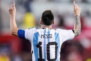 "Qué la gente confíe, no los vamos a dejar tirados", dijo Messi. "Es un valor enorme que mis hijos escuchen a alguien que dice que está dispuesto a estar a la altura de la responsabilidad que le fue asignada y por la que trabajó", dice el autor.