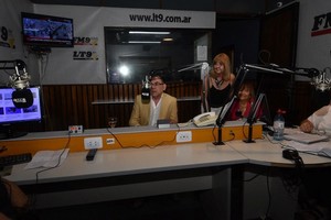 Acompañaron Hugo Sánchez, Jefe de Deporte 9, la profesora Gabriela Pisca Garrote, Mario Barissi, Angel Gasperin y Carina Mosset desde estudios centrales. Foto: Manuel Fabatía