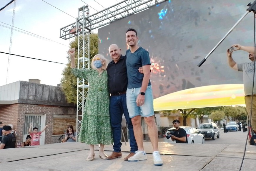 Todo el cariño del pueblo para su vecino campeón del mundo. Crédito: El Liotoral.