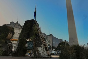 El monumento y las letras corporeas destrozadas. Crédito: Gustavo Amarelle / Télam