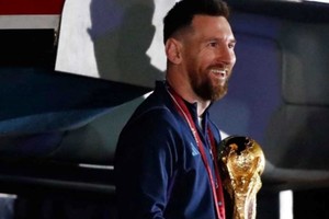 Lionel Messi tras bajar del avión con la Copa del Mundo. Crédito: Reuters