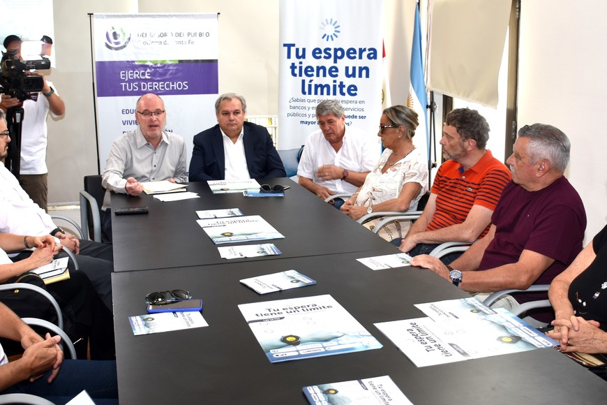 Lanzamiento. Se llevó a cabo este miércoles en la sede local de la Defensoría del Pueblo, encabezada por su representante, Jorge Henn, junto a los diputados Luis Rubeo (autor de la norma) y Pablo Farías (presidente de la Cámara).  Gentileza Defensoría del Pueblo.