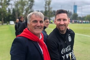 Claudio Gugnali junto a Lionel Messi.