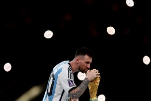 Soccer Football - FIFA World Cup Qatar 2022 - Final - Argentina v France - Lusail Stadium, Lusail, Qatar - December 18, 2022
Argentina's Lionel Messi celebrates with the trophy after winning the World Cup REUTERS/Lee Smith