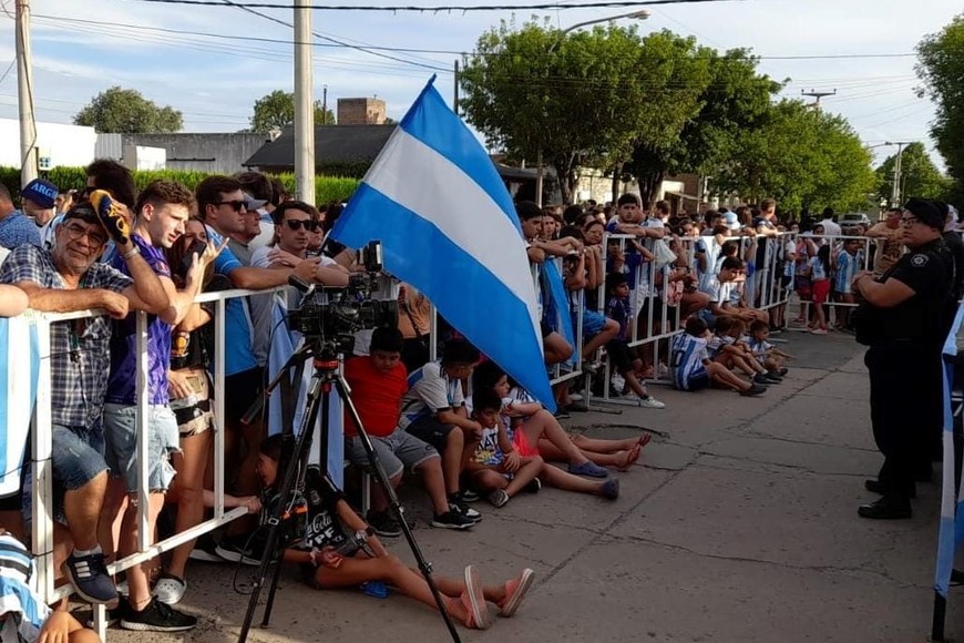 Una multitud copó las calles de la localidad para recibir al campeón.