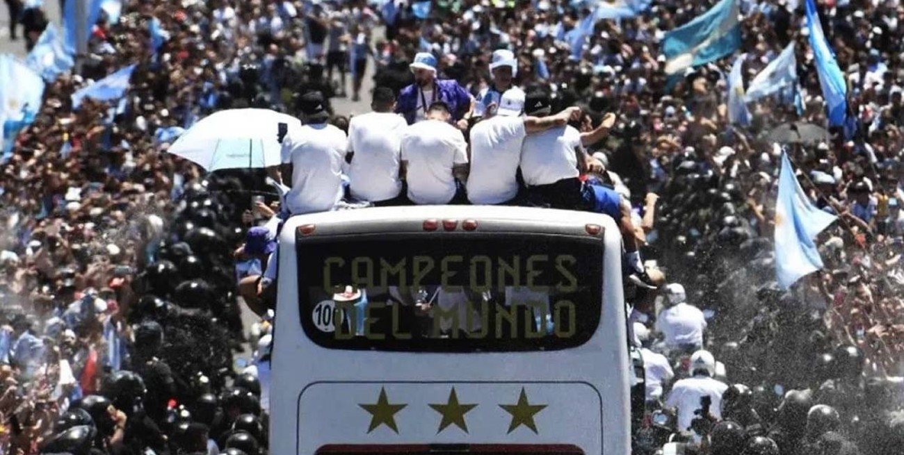 "Al gran pueblo argentino salud". Millones de personas recibieron a los campeones del mundo. Crédito: Archivo El Litoral