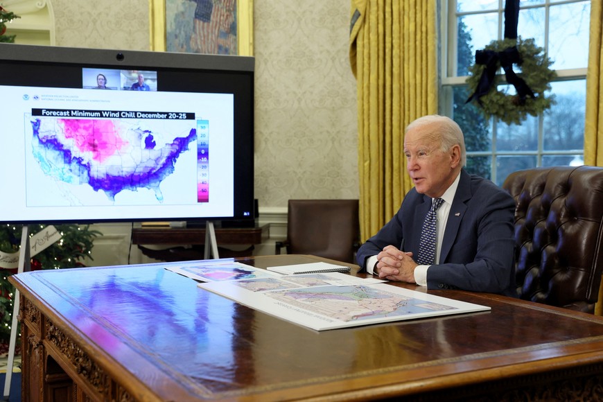 El presidente de EE. UU., Joe Biden, habla con los medios de comunicación antes de recibir una sesión informativa sobre los sistemas de tormentas de invierno que se desplazan por los EE. UU., en la Oficina Oval de la Casa Blanca en Washington, EE. UU., el 22 de diciembre de 2022. Foto: Reuters