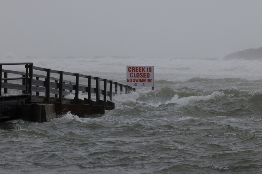 Una pasarela se sumerge durante la marea alta durante una tormenta de invierno en Gloucester, Massachusetts, EE. UU., 23 de diciembre de 2022. Foto: Reuters