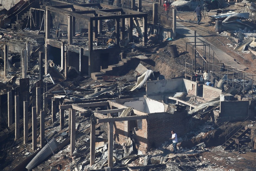 Residents inspect by the remains of destroyed homes after a wildfire in Vina del Mar, Chile  December 23, 2022. REUTERS/Rodrigo Garrido