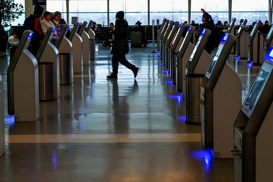Los pasajeros llegan para su vuelo en Southwest Airlines mientras aumentan las cancelaciones de vuelos durante un frente de clima frío cuando un fenómeno meteorológico conocido como ciclón bomba golpea el Alto Medio Oeste, en el Aeropuerto Internacional Midway en Chicago, Illinois, EE. UU., el 22 de diciembre de 2022. Foto: Reuters
