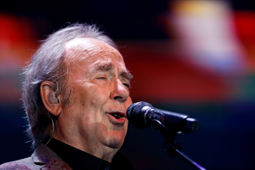 Spanish singer Joan Manuel Serrat performs during his last concert before his retirement, at Sant Jordi stadium in Barcelona, Spain, December 23, 2022. REUTERS/Albert Gea