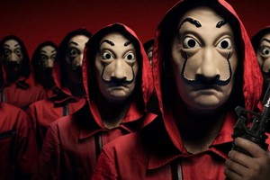 Las características máscaras de Salvador Dalí. Crédito: Netflix