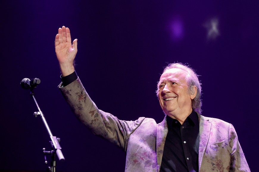 Spanish singer Joan Manuel Serrat gestures during his last concert before his retirement, at Sant Jordi stadium in Barcelona, Spain, December 23, 2022. REUTERS/Albert Gea