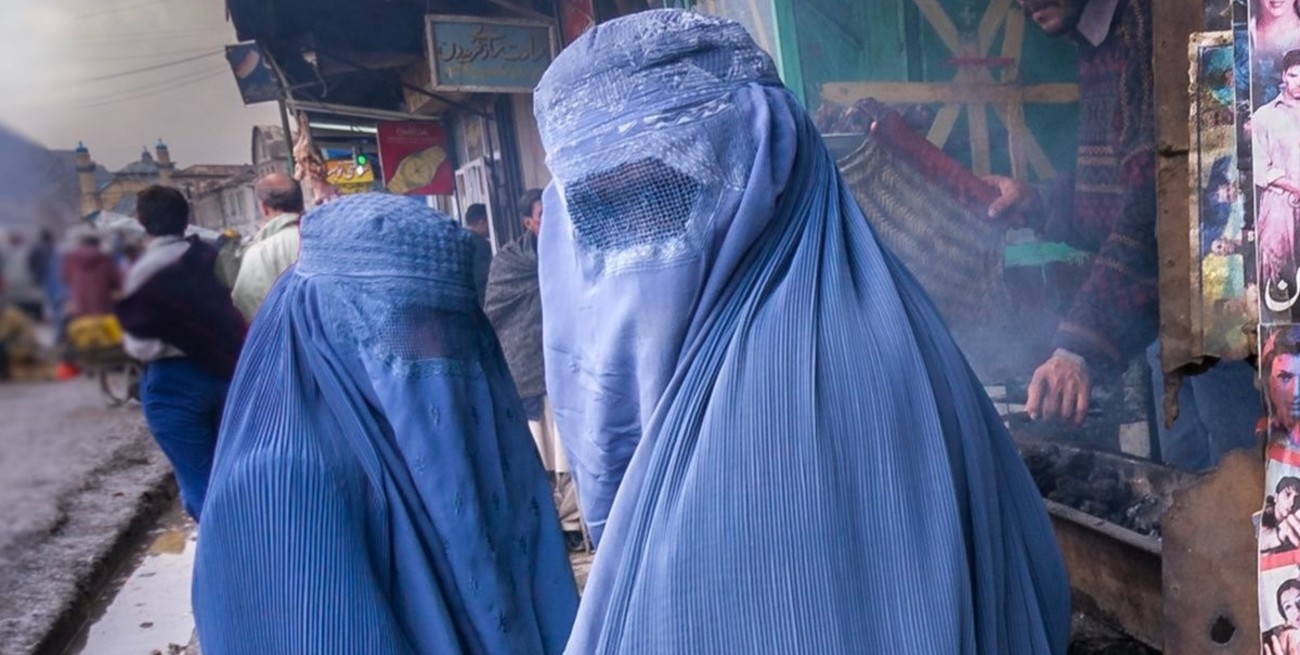Tres ONGs suspenden su trabajo en Afganistán tras veto talibán a que empleen a mujeres