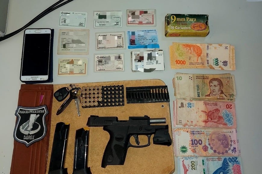 Los elementos secuestrados en poder del violento automovilista. Crédito: El Litoral.