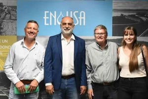 Pirola agradeció a Roberto Meli titular del ENHOSA Santa Fe y Néstor Álvarez , Subadministrador del Ente Nacional de Obras Hídricas de Saneamiento “por la escucha siempre activa y el compromiso puesto de manifiesto toda vez que inicio gestiones para que cada política pública llegue en tiempo y forma a nuestras comunidades”. Foto: Prensa Senador Pirola