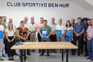 "Estamos muy agradecidos y conformes por la tarea que se viene realizando en el lapso de estos tres años de gestión, en los cuales se llegó a un número importante de instituciones que hasta el momento nunca se vieron beneficiadas con aportes provinciales", aseguró Calvo. Foto: Gobierno