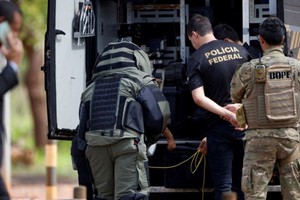 Fuerzas de seguridad brasileñas, el sábado en la zona de Brasilia donde fue hallado el artefacto explosivo.  Créditos: Adriano Machado/ Reuters