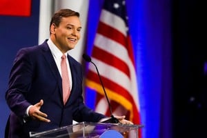 "Mis pecados aquí están embelleciendo mi currículum. Lo siento", dijo el legislador y aseguró que la controversia no le impedirá "un buen éxito".