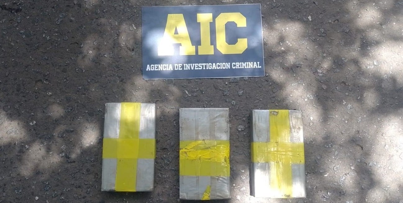 Los "ladrillos" estaban sobre el asiento del acompañante. El peso total de la droga era de aproximadamente 3 kilogramos.