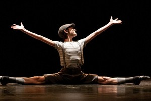 Jeremías Azvalinsky tiene su vocación tan definida como su objetivo: dedicarse de lleno a la danza. Aquí, en acción durante la puesta “Pasiones Argentinas” de Larisa Fanlo. Foto: Leonardo Gregoret