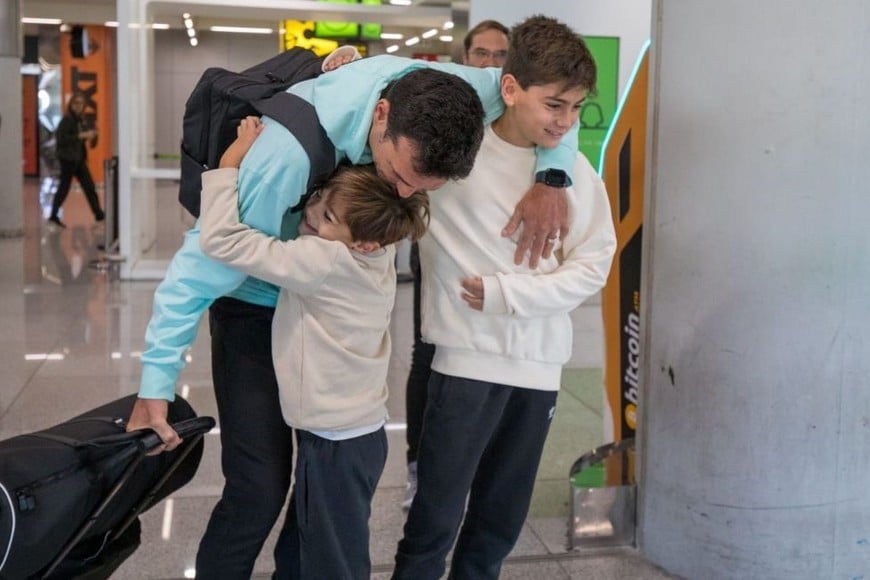 Lionel y el abrazo con sus hijos. Crédito: Diario de Mallorca