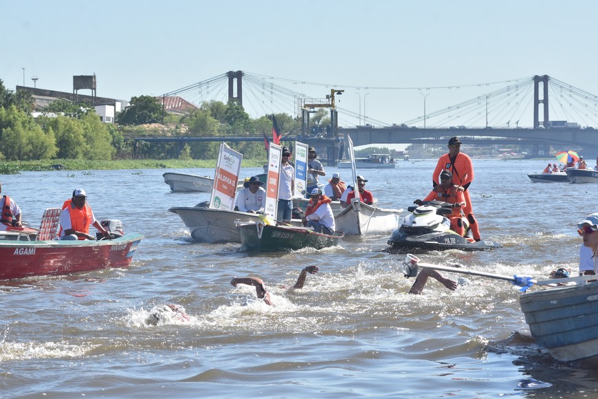 El paisaje, la gente y ese folklore único que transforma a una competencia deportiva en una jornada festiva, tanto en el agua como en las costas.  Crédito: Flavio Raina.