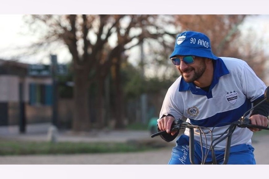 El 1 de diciembre la banda santotomesina Peces Dorados lanzó su segundo videoclip, correspondiente a la canción “Motito”. Rodrigo Omar Gauna en el personaje de “Motito”, recorriendo Santo Tomé con la camiseta del Club Atenas.