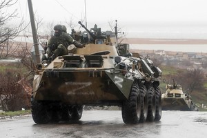Desplazamiento de tanques rusos tipo BTR-90 en territorio ucraniano invadido. En su parte delantera puede apreciarse la letra Z en blanco, que significa "Por la victoria" (o "Para la victoria") e identifica la incursión rusa en el vecino país.