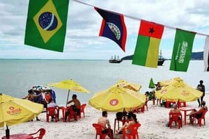 Casi un ritual, sentarse a comer en las playas del sur de Brasil