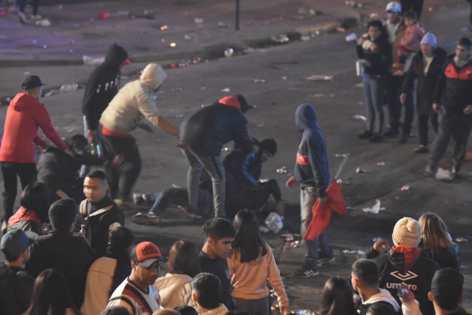 Un puñado de hinchas arruinó la fiesta. Dos facciones de la barra brava de Colón se enfrentaron en graves incidentes ocurridos durante la celebración de la obtención de la primera estrella en la máxima categoría del fútbol argentino.