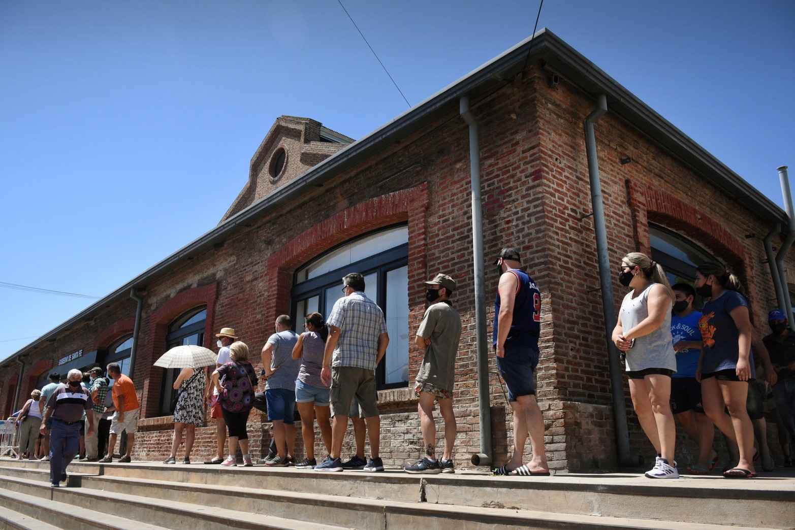 Largas filas en el inicio de la vacunación libre a menores de 18 años en La Redonda. Niños y adolescentes se sumaban así a quienes concurrían con el turno correspondiente a aplicarse la vacuna contra el coronavirus.