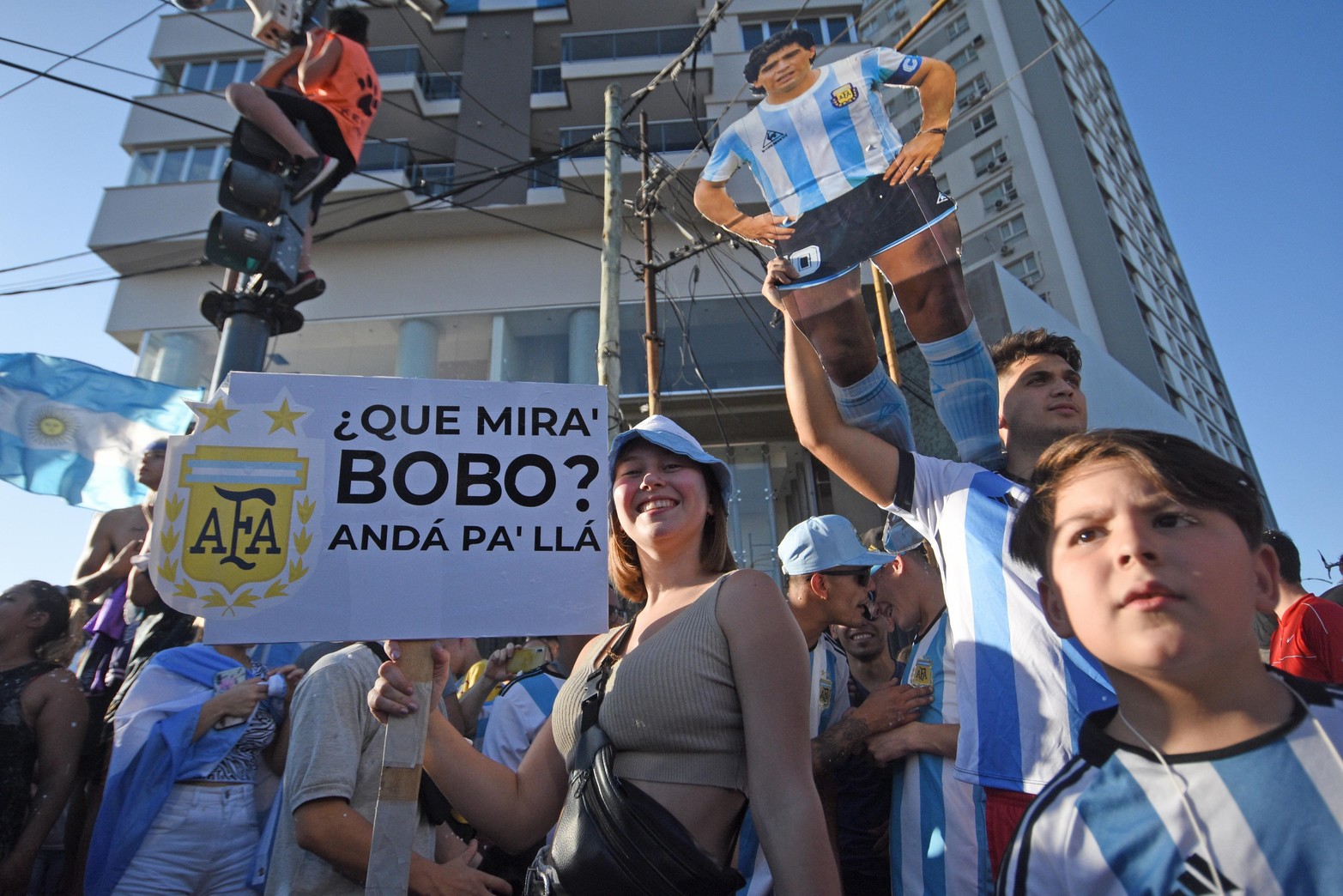 La frase de potrero que le faltaba a Messi. El mundo del fútbol se sorprendió cuando Lionel Messi declaró en vivo, luego del caliente partido frente a Países Bajos: “Qué mirá bobo, andá pa’llá”