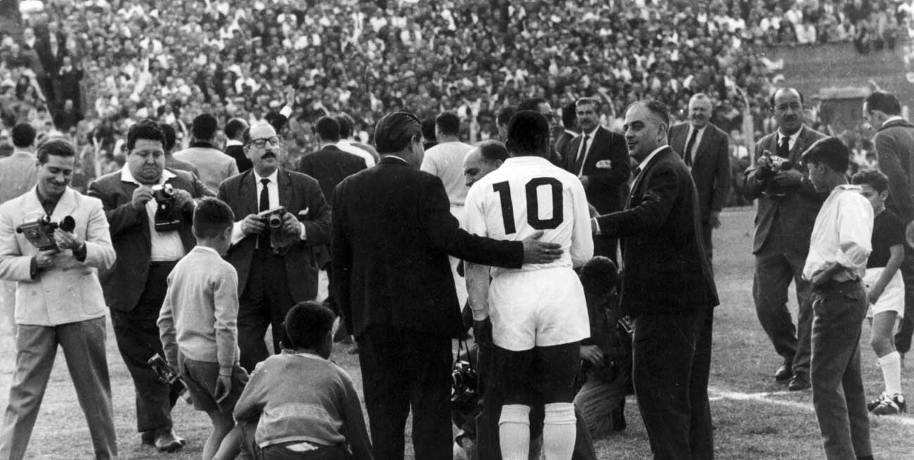 Cuando el “Rey” Pelé cayó rendido frente a Colón y nació la leyenda
