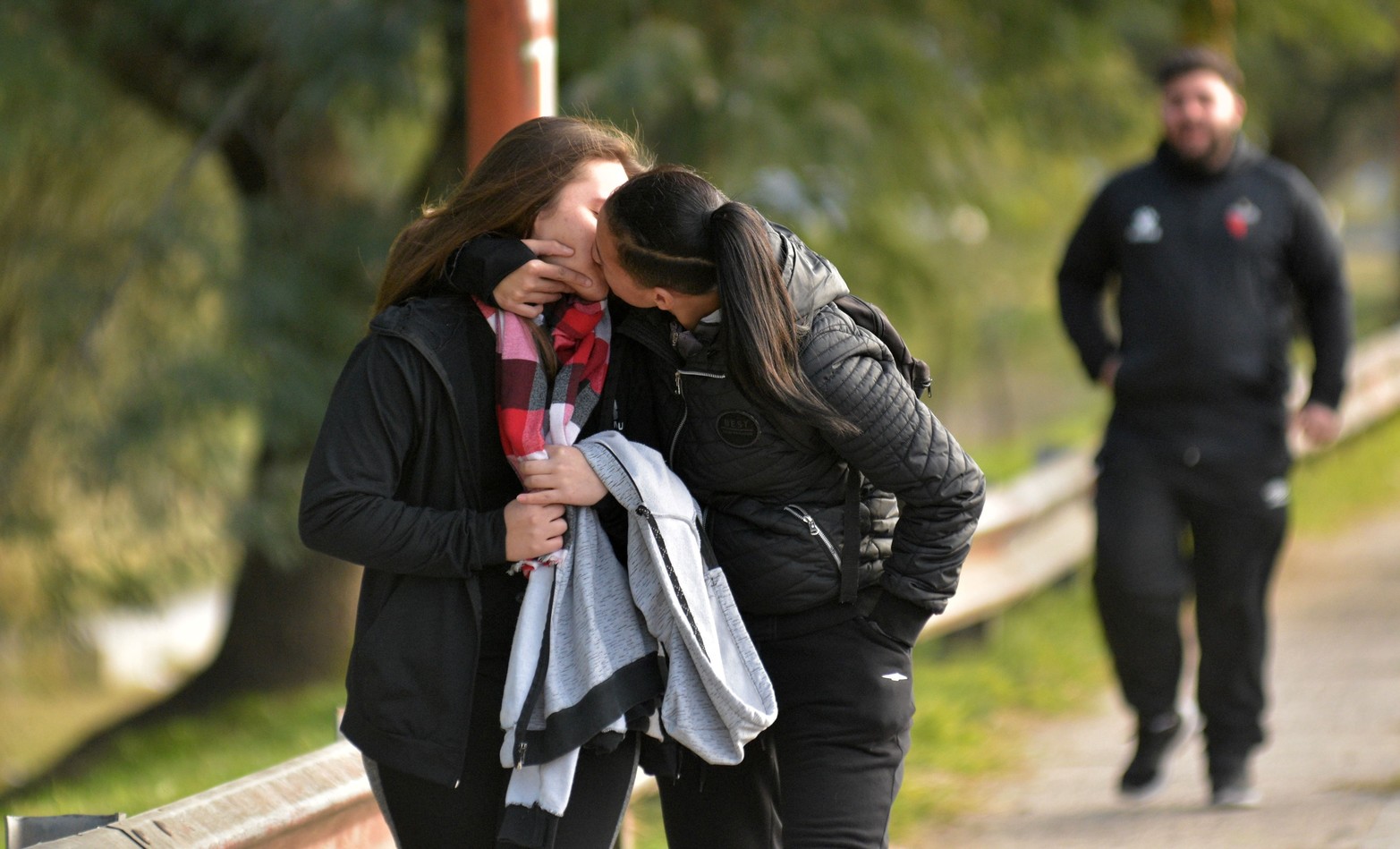 Expresando su amor en la semana del orgullo. El ingreso de las hinchas de Colón en la previa del partido contra Huracán dejó esta foto.