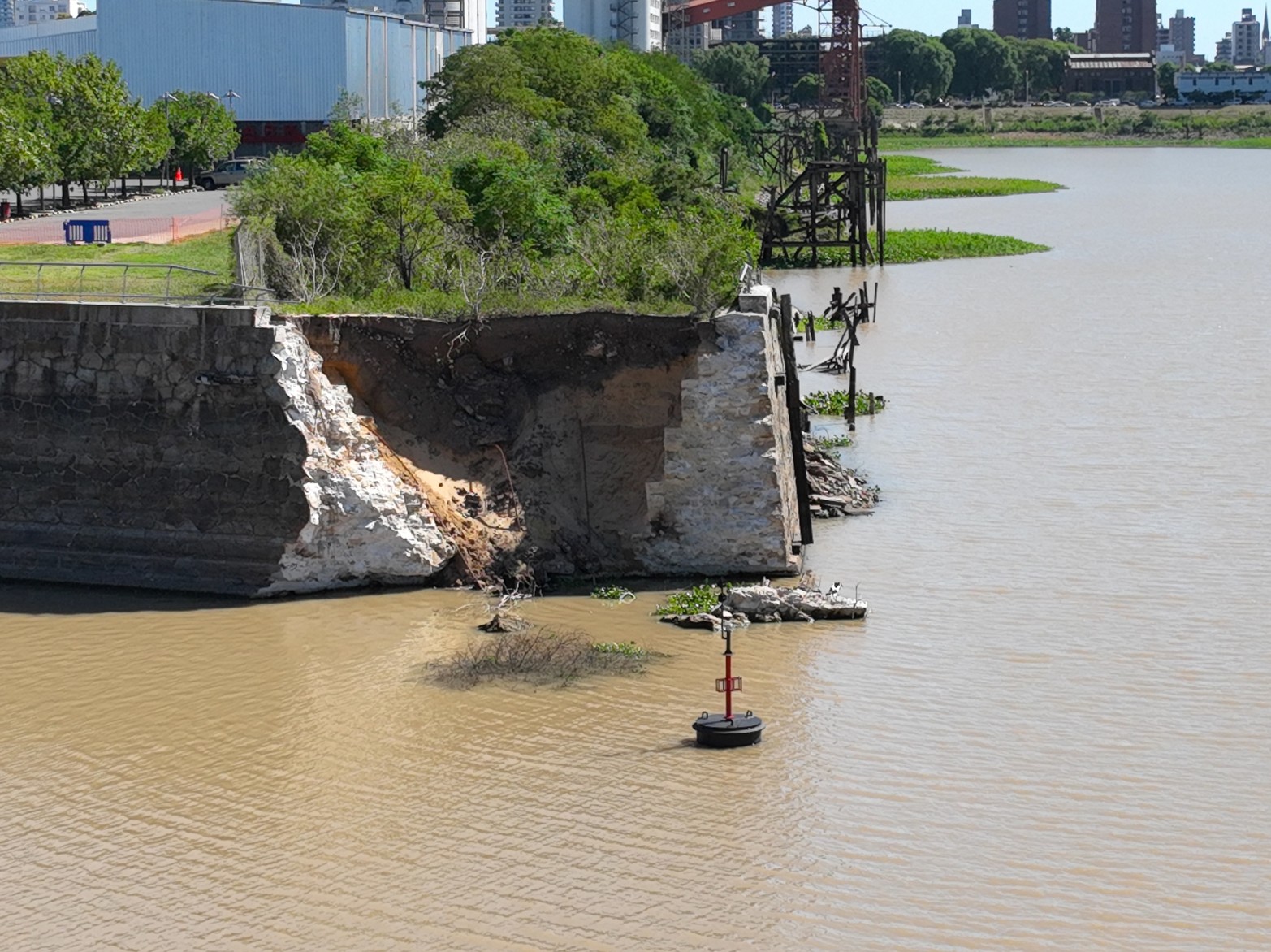 e desmoronó una vieja construcción en el puerto de Santa Fe. Producto de la bajante -y la falta de presión que ejercen naturalmente las aguas- se derrumbó esta cabecera del dique I.