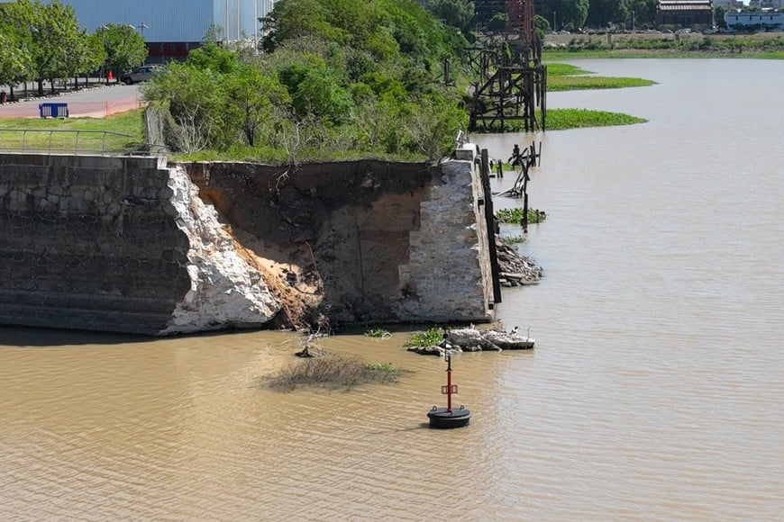 e desmoronó una vieja construcción en el puerto de Santa Fe. Producto de la bajante -y la falta de presión que ejercen naturalmente las aguas- se derrumbó esta cabecera del dique I.