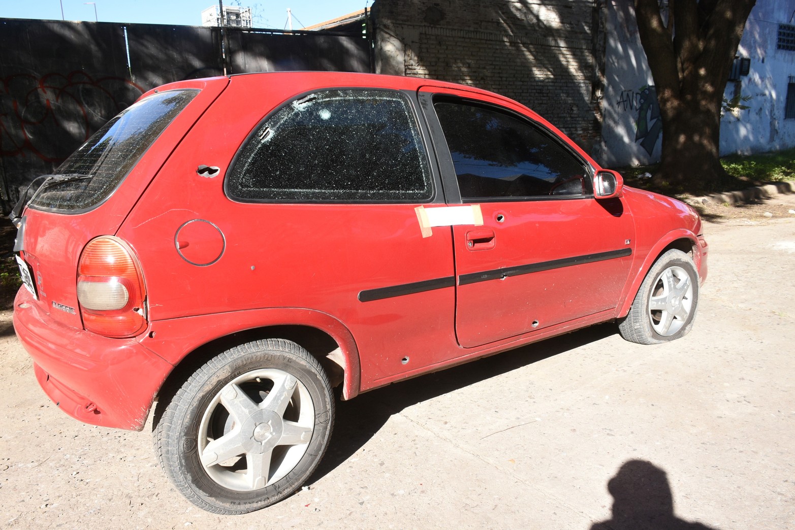 Más de 30 tiros. “Parecía una guerra... nunca vi algo así”, relató un testigo directo de la balacera que dejó como resultado un joven de 21 años muerto a la salida de un boliche en barrio Candioti Sur. Además, en el hecho, una mujer de 28 años y un hombre de 32 resultaron heridos. Ocurrió en las primeras horas del domingo 13 de marzo. Foto Flavio Raina 